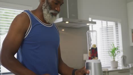 Video-Eines-Afroamerikanischen-älteren-Mannes,-Der-Smoothie-Zubereitet