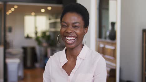 Retrato-De-Una-Mujer-Afroamericana-Feliz-Mirando-La-Cámara-Y-Sonriendo