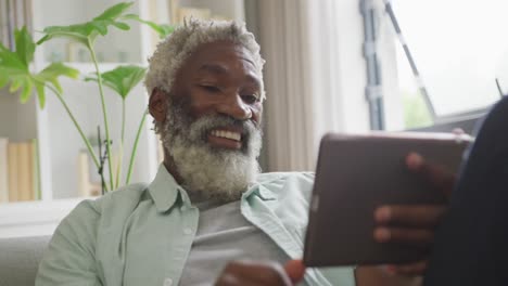 Video-Eines-Afroamerikanischen-älteren-Mannes,-Der-Ein-Tablet-Benutzt