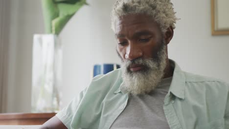 Video-Eines-Traurigen-Afroamerikanischen-älteren-Mannes,-Der-Allein-Sitzt