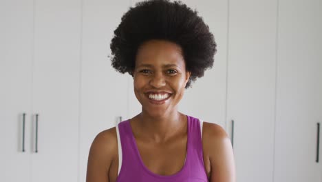 Porträt-Einer-Glücklichen-Afroamerikanischen-Frau,-Die-In-Die-Kamera-Blickt-Und-Lächelt