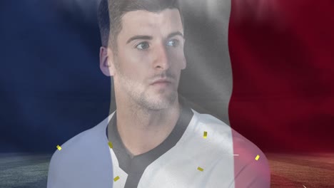 Goldenes-Konfetti-Und-Schwenkende-Französische-Flagge-Gegen-Einen-Kaukasischen-Männlichen-Rugbyspieler,-Der-Einen-Rugbyball-Hält