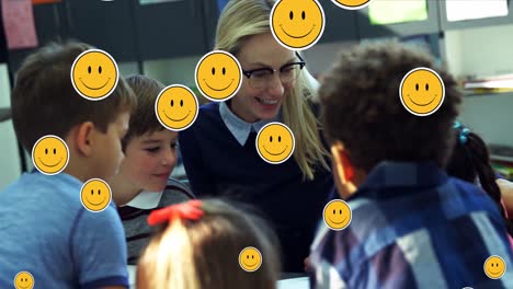 Animation-Von-Emoji-Symbolen-über-Einer-Lächelnden-Kaukasischen-Lehrerin-Mit-Verschiedenen-Schulkindern,-Die-Sich-Unterhalten