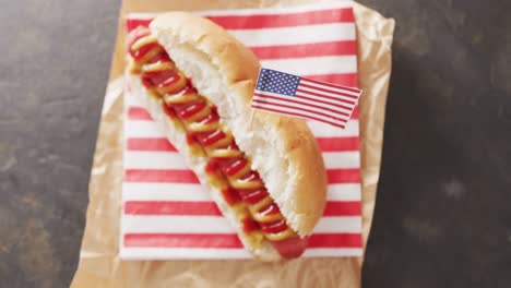 Video-Von-Hotdog-Mit-Senf-Und-Ketchup-Mit-US-Flagge-Auf-Einer-Schwarzen-Oberfläche
