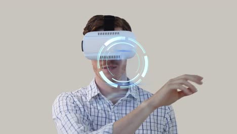 Animation-Des-Verarbeitungskreises-über-Einem-Glücklichen-Kaukasischen-Mann,-Der-Ein-VR-Headset-Trägt-Und-Gestikuliert