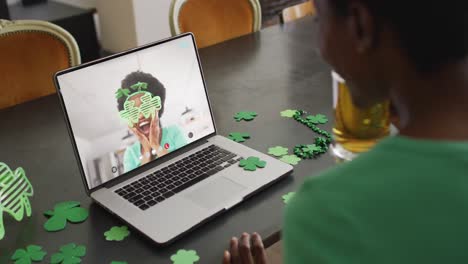 Mujer-Afroamericana-Sonriente-Con-Gafas-En-Forma-De-Trébol-En-Videollamada-En-Una-Computadora-Portátil