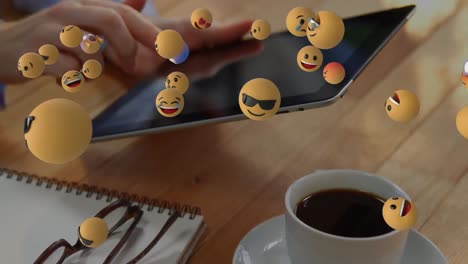 Animation-Von-Emoji-Symbolen-über-Einer-Kaukasischen-Frau,-Die-Ein-Tablet-Verwendet