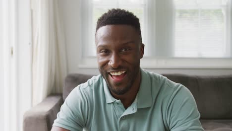 Porträt-Eines-Glücklichen-Afroamerikanischen-Mannes-Mit-Hemd-Im-Wohnzimmer