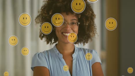 Animation-Von-Emoji-Symbolen-über-Einer-Glücklichen-Gemischtrassigen-Frau