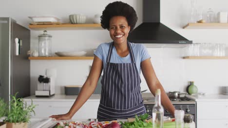 Porträt-Einer-Glücklichen-Afroamerikanischen-Frau,-Die-In-Der-Küche-Das-Abendessen-Zubereitet