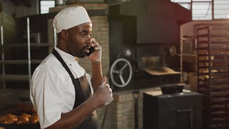 Animation-Eines-Afroamerikanischen-Männlichen-Bäckers,-Der-Einen-Anruf-Entgegennimmt
