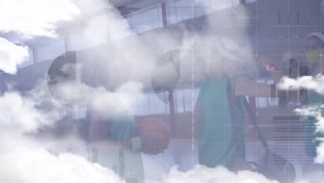 Animation-Von-Wolken-Und-Datenverarbeitung-über-Eine-Vielfältige-Gruppe-Von-Basketballspielern-Im-Fitnessstudio
