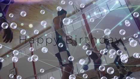 Animation-Von-Happy-Birthday-Texten-Und-Blasen-über-Einer-Gruppe-Von-Basketballspielern-Im-Fitnessstudio