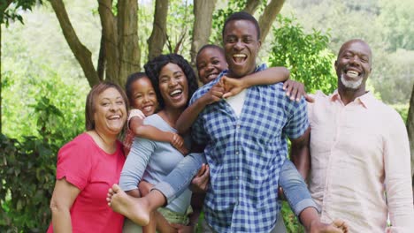 Glückliche-Afroamerikanische-Mehrgenerationenfamilie-Posiert-Zum-Fotografieren-Im-Garten