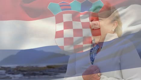 Animación-De-La-Bandera-De-Croacia-Sobre-Una-Feliz-Mujer-Caucásica-Mayor-En-La-Playa