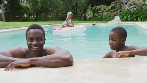 Glücklicher-Afroamerikanischer-Vater-Und-Sohn-Entspannen-Sich-Im-Pool