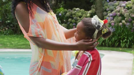 Glückliche-Afroamerikanische-Mutter-Und-Tochter-Umarmen-Sich-Am-Pool