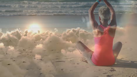 Animation-Von-Wolken-über-Einer-Kaukasischen-Frau,-Die-Am-Strand-Yoga-Praktiziert-Und-Meditiert
