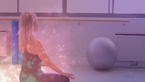 Animation-Von-Lichtflecken-über-Einer-Kaukasischen-Frau,-Die-Yoga-Praktiziert-Und-Meditiert