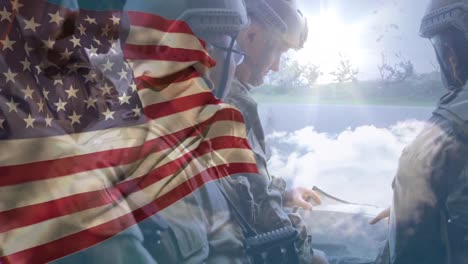 Animation-Der-Flagge-Der-USA-über-Verschiedenen-Männlichen-Soldaten-Mit-Waffen