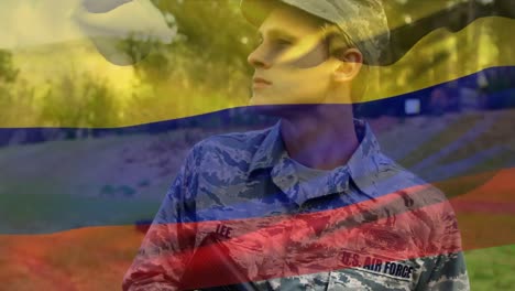 Animation-Der-Flagge-Kolumbiens-über-Einem-Kaukasischen-Männlichen-Soldaten-Mit-Waffe