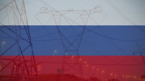 Animación-De-La-Bandera-De-Rusia-Sobre-El-Poste-De-Electricidad-Y-El-Tráfico-Al-Atardecer.