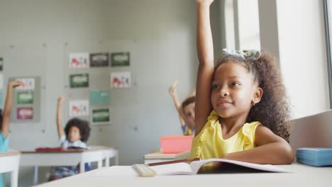 Video-Eines-Glücklichen-Afroamerikanischen-Mädchens,-Das-Während-Des-Unterrichts-Die-Hand-Hebt