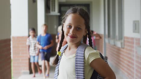 Video-Eines-Glücklichen-Kaukasischen-Mädchens,-Das-Auf-Dem-Schulkorridor-Steht