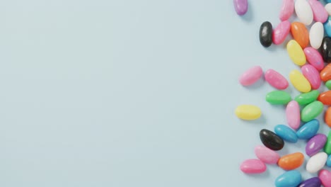 Video-Der-Draufsicht-Auf-Mehrfarbige-Süßigkeiten-Mit-Kopierraum-Auf-Blauem-Hintergrund