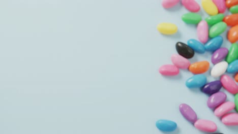 Video-Der-Draufsicht-Auf-Mehrfarbige-Süßigkeiten-Mit-Kopierraum-Auf-Blauem-Hintergrund
