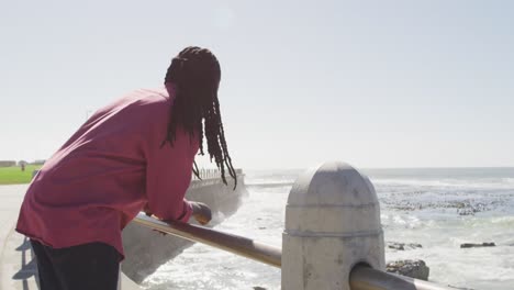 Video-Eines-Afroamerikanischen-Mannes,-Der-An-Einem-Sonnigen-Tag-Auf-Das-Meer-Blickt