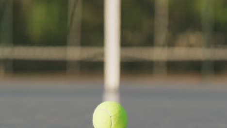 Video-De-Una-Pelota-De-Tenis-Tirada-En-Una-Cancha-De-Tenis.