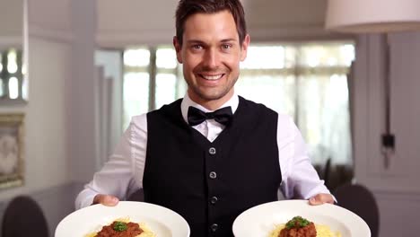 Hübscher-Kellner,-Der-Spaghetti-Abendessen-Zeigt