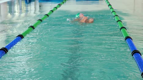 Fitter-Schwimmer-Beim-Rückenschwimmen-Im-Schwimmbad