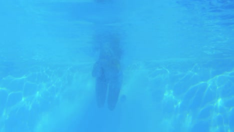 Niedrigwinkelansicht-Eines-Fitten-Schwimmers-Im-Pool