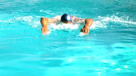 Nadador-En-Forma-Haciendo-El-Estilo-Mariposa-En-La-Piscina.
