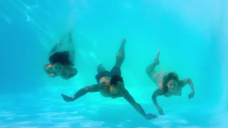 Amigos-Nadando-Bajo-El-Agua-En-La-Piscina-Juntos