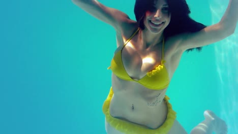 Wunderschöne-Brünette-Im-Gelben-Bikini-Schwimmt-Unter-Wasser