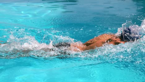 Fitter-Schwimmer-Beim-Frontschwimmen-Im-Schwimmbad