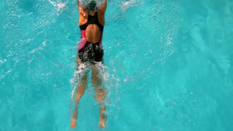 Mujer-En-Forma-Nadando-En-La-Piscina-Al-Aire-Libre.