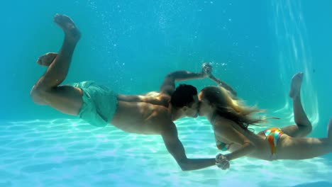 Couple-kissing-underwater-in-the-swimming-pool