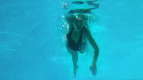 Mujer-En-Forma-Nadando-En-La-Piscina-Al-Aire-Libre