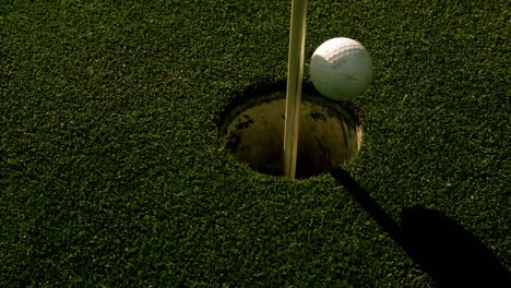 Golfball-Rollt-In-Das-Loch-Auf-Dem-Putting-Green