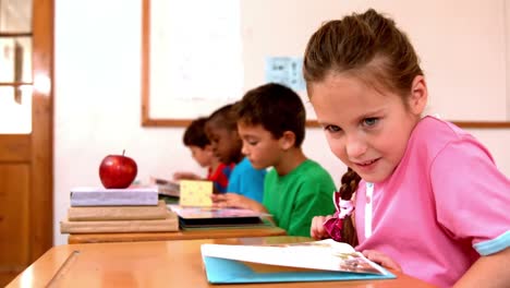Nettes-Kleines-Mädchen,-Das-Im-Klassenzimmer-Ein-Buch-Liest