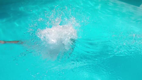 Sportlicher-Schwimmer-Springt-In-Den-Pool