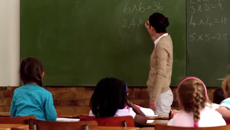Teacher-teaching-math-to-her-young-pupils-in-classroom