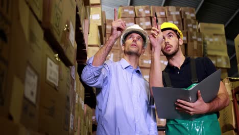 Warehouse-manager-speaking-with-foreman