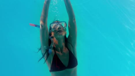 Morena-Nadando-Bajo-El-Agua-En-La-Piscina-Usando-Snorkel