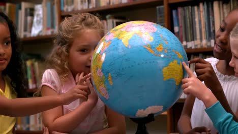 Süße-Kleine-Mädchen-Schauen-Sich-Den-Globus-In-Der-Bibliothek-An