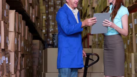 Warehouse-manager-talking-with-worker